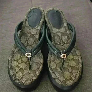 💚Coach Franki Flip Flop in Signature Jacquard Size: 6